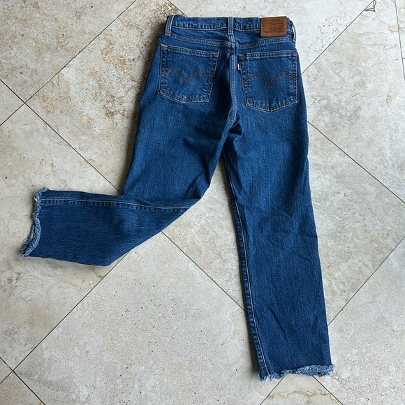 Levi’s Premium Wedgie Straight Leg Jean Medium Wash Size 27 - Picture 2 of 5